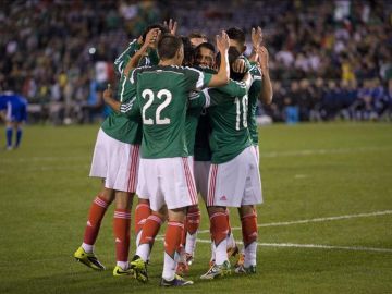 México recibirá el próximo miércoles a Nueva Zelanda en el estadio Azteca y el 20 visitará al rival en Wellington, en la serie que decidirá cuál de los dos estará en el Mundial Brasil 2014. EFE/Archivo