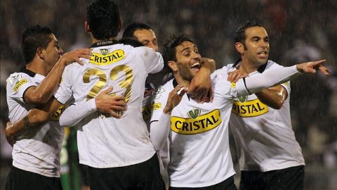 Con este resultado el Colo Colo sube al noveno puesto en la clasificación, con 20 puntos, y la U cae el quinto lugar, con 22 unidades. EFE/Archivo