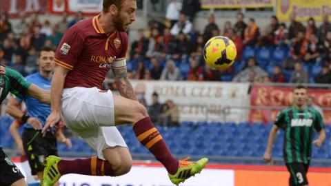 El jugador del AS Roma Daniele De Rossi, en acción durante el partido de la Serie A que han jugado AS Roma y US Sassuolo en el Olímpico de Roma, Italia.