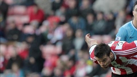 El jugador del Sunderland Ondrej Celustka (I) trata de dejar atrás al central del Manchester City Jolean Lescott durante el partido de la Premier league que han jugado en Sunderland, Reino Unido EFE/EPA
