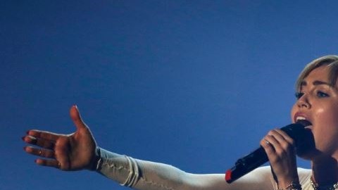 Miley Cyrus hace todo por llamar la atención.