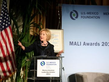 Hillary Clinton recibió  en Los Ángeles el Premio de Hermandad de la 'Mexican American Leadership Initiative' (MALI).