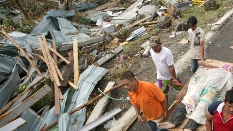 Miembros de la localidad de Tacloban llevan a una de las víctimas del paso del tifón Haiyan.