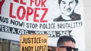 El ex policía angelino Alex Salazar (con el micrófono)  participó en la marcha sobre el caso de Andy López.