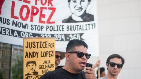 El ex policía angelino Alex Salazar (con el micrófono)  participó en la marcha sobre el caso de Andy López.