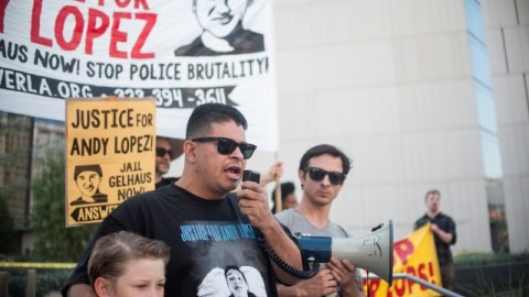 El ex policía angelino Alex Salazar (con el micrófono) participó en la marcha sobre el caso de Andy López.