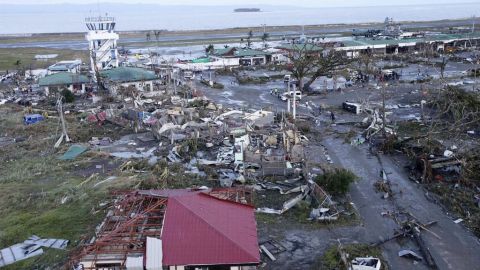 El gobierno de Filipinas estima que hay más de 10 mil muertos.