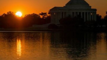 El sol se levanta sobre el horizonte cerca del Monumento a Jefferson en Washington, en el comienzo de un día en el Capitolio de la nación.