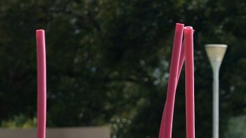 Jesús Corona realiza ejercicio apoyado con tubos forrados de hule espuma, que simulan ser los jugadores de Nueva Zelanda