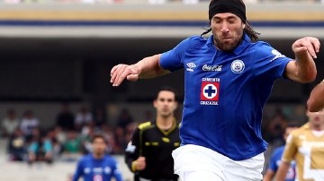 Pavone (izq.), autor del primer gol sobre Pumas, conduce el balón ante Luis Fernando Quintana, ayer en CU.