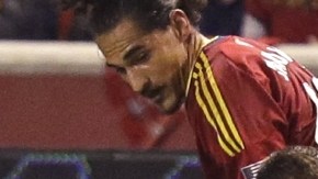 Devon Sandoval derriba a Jews- bury, del Portland,  anoche.