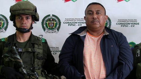 El supuesto narcotraficante colombiano Bonifacio Cohen (cen.) era presentado ayer, en Bogotá, por la Policía colombiana. Las autoridades de Estados Unidos solicitaron su extradición.