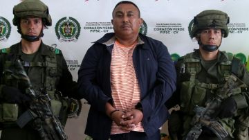 El supuesto narcotraficante colombiano Bonifacio Cohen (cen.) era presentado ayer, en Bogotá, por la Policía colombiana. Las autoridades de Estados Unidos solicitaron su extradición.