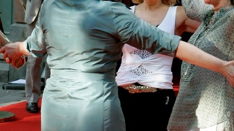 Agnetha Faltskog (centro) y Anni-Frid Lyngstad-Reuss (der.), las cantantes de ABBA.