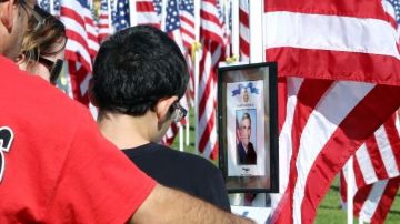 Asistentes rinden tributo a los caídos en batalla en el "Campo del Valor" de la secundaria Sierra Vista.