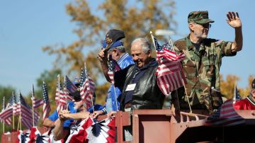 Decenas de veteranos recibieron el reconocimiento de los asistentes al desfile por su servicio en las fuerzas armadas.