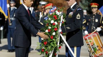 El Presidente Obama colocó una ofrenda floral en la tumba del soldado desconocido en el Cementerio Nacional de Arlington.