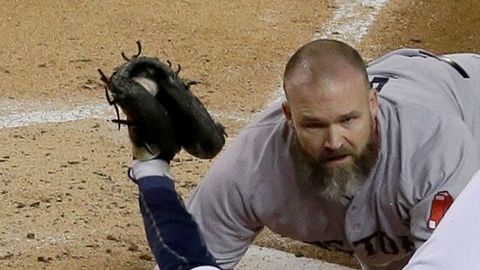 David Ross de los Medias Rojas mira al catcher de los Tigres de Detroit Alex Avila tras chocar en el plato.