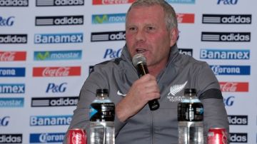 Ricki Herbert, técnico de Nueva Zelanda, ofreció una conferencia de prensa tras el reconocimiento de la cancha del estadio Azteca