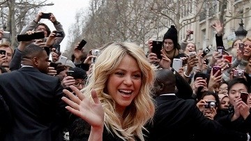 Se rumora que la intérprete sólo visita de vez en cuando España para que el futbolista conviva con su hijo, Milan.