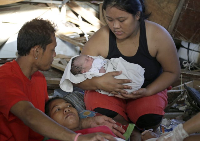 Emily Ortega, de 21 años (en el suelo), dio a luz en medio de la crisis.