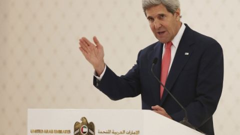 El secretario de Estado estadounidense, John Kerry., da una rueda de prensa en Abu Dabi (Emiratos Árabes Unidos), ayer.