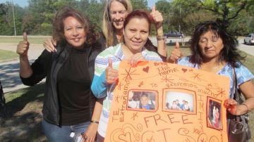 Familiares y activistas celebran la liberación del 'Dreamer' Francisco Hernández en el exterior del Centro de Detención de Inmigración en el área de Greenspoint.