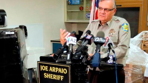 El alguacil Joe Arpaio ha implementado varias medidas polémicas en su jurisdicción, muchas que afectan a los inmigrantes indocumentados.