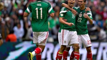 Oribe Peralta es felicitado por sus compañeros, tras marcar el cuarto gol del Tri, su segundo de la tarde