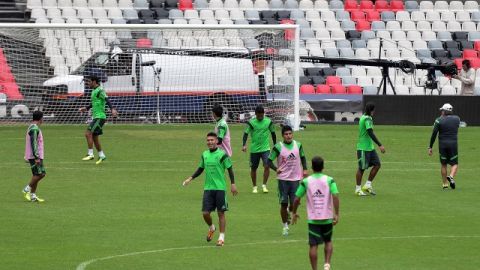 Jugadores mexicanos se divierten mientras entrenan en la cancha del Coloso de Santa Úrsula de cara a duelo de hoy.