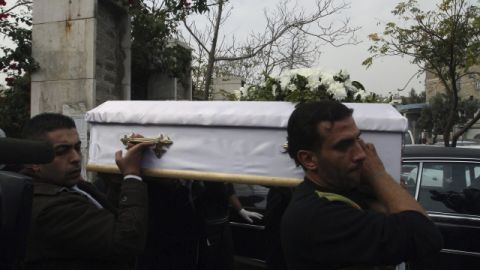 Varias personas transportan el ataúd de un niño, muerto en un ataque con mortero contra una escuela, ayer, en Damasco.