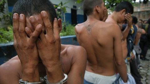 Pandilleros de la 'Mara Salvatrucha' son vistos en la Policía Nacional Civil (PNC) tras ser detenidos, en San Salvador.