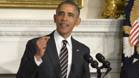 El presidente Barack Obama  habla junto a Timothy Massad, nominado  como nuevo director del órgano regulador de derivados del país, la Comisión de Negociación de Futuros.