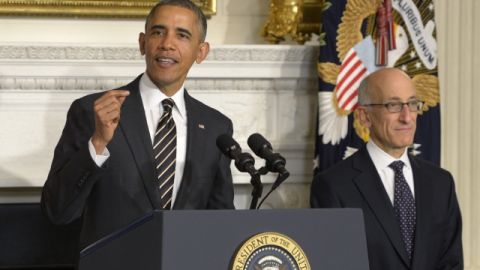 El presidente Barack Obama  habla junto a Timothy Massad, nominado  como nuevo director del órgano regulador de derivados del país, la Comisión de Negociación de Futuros.