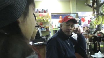 Carmen Lima, de 13 años (izq.) y Jennifer Martínez, de 16 (centro), confrontan al presidente de la Cámara de Representantes, John Boehner, en el restaurante Pete's Diner, en Washington DC.