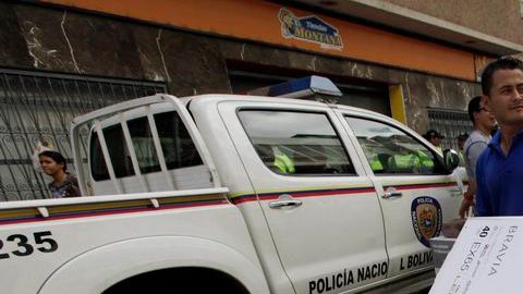 Luego de que el presidente Maduro ordenara "precios justos", escenas como la que muestra la foto son comunes en Caracas, Venezuela.