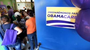 Personas asisten a un foro de información sobre la nueva ley de salud, conocida como Obamacare.