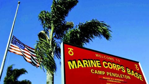 La bandera flota a media asta en Camp Pendleton, en San Diego, California.
