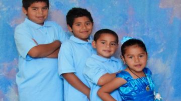 En la foto aparecen los hijos de Luis Miranda y Viviana Rodríguez, Irving de 12 años, Edén, de 9 años, el segundo hijo y el único sobreviviente del accidente en que perdió la vida su familia, José de 6 y Stephanie de 5.