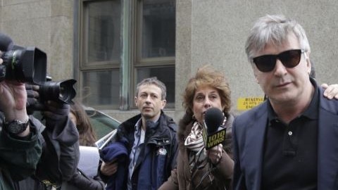El juez declaró a la acosadora de Alec Baldwin culpable de asecho, acoso agravado y desacato en la corte.