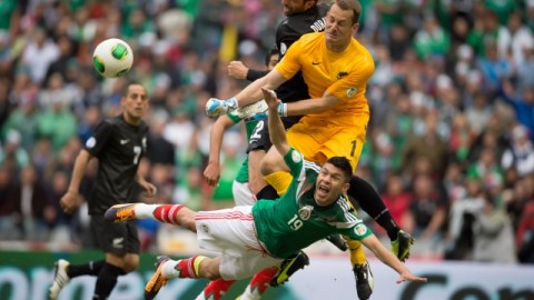 Oribe Peralta fue un peligro constante para el portero y defensas neozelandeses, que pestañearon dos veces y el 'Hermoso' anotó.