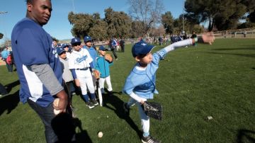 Onelki García da clases a niños en el Reseda Recreation Center, en su más reciente actividad al servicio de  Dodgers.