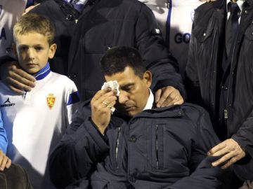 Fernando Cáceres llora duran- te el homenaje que recibió.