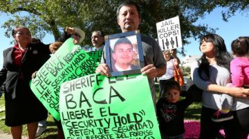 Familiares de Carlos Oliva protestaron hoy porque consideran que no han recibido respuesta a sus demandas de información.