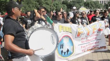 Organizaciones de 'dreamers' como FIEL luchan por los derechos de jóvenes inmigrantes houstonianos.