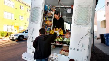 Angelina Orozco, una comerciante de Los Ángeles, obtuvo un microcrédito para su  pequeño negocio con el que pudo comprar más vegetales y abarrotes que vende desde su camioneta.