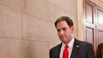 El senador Marco Rubio (al frente) camina por uno de los pasillos del Capitolio.