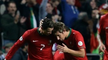 Cristiano Ronaldo celebra con sus compañeros de equipo el gol del triunfo de Portugal