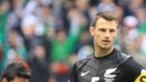 Oribe Peralta celebra una de sus dos anotaciones en el triunfo  mexicano por goleada de 5-1 ante Nueva Zelanda.