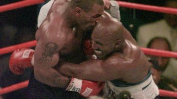 Mike Tyson (izquierda) alcanzó gran fama al morder la oreja de Evander Holyfield en junio de 1997.